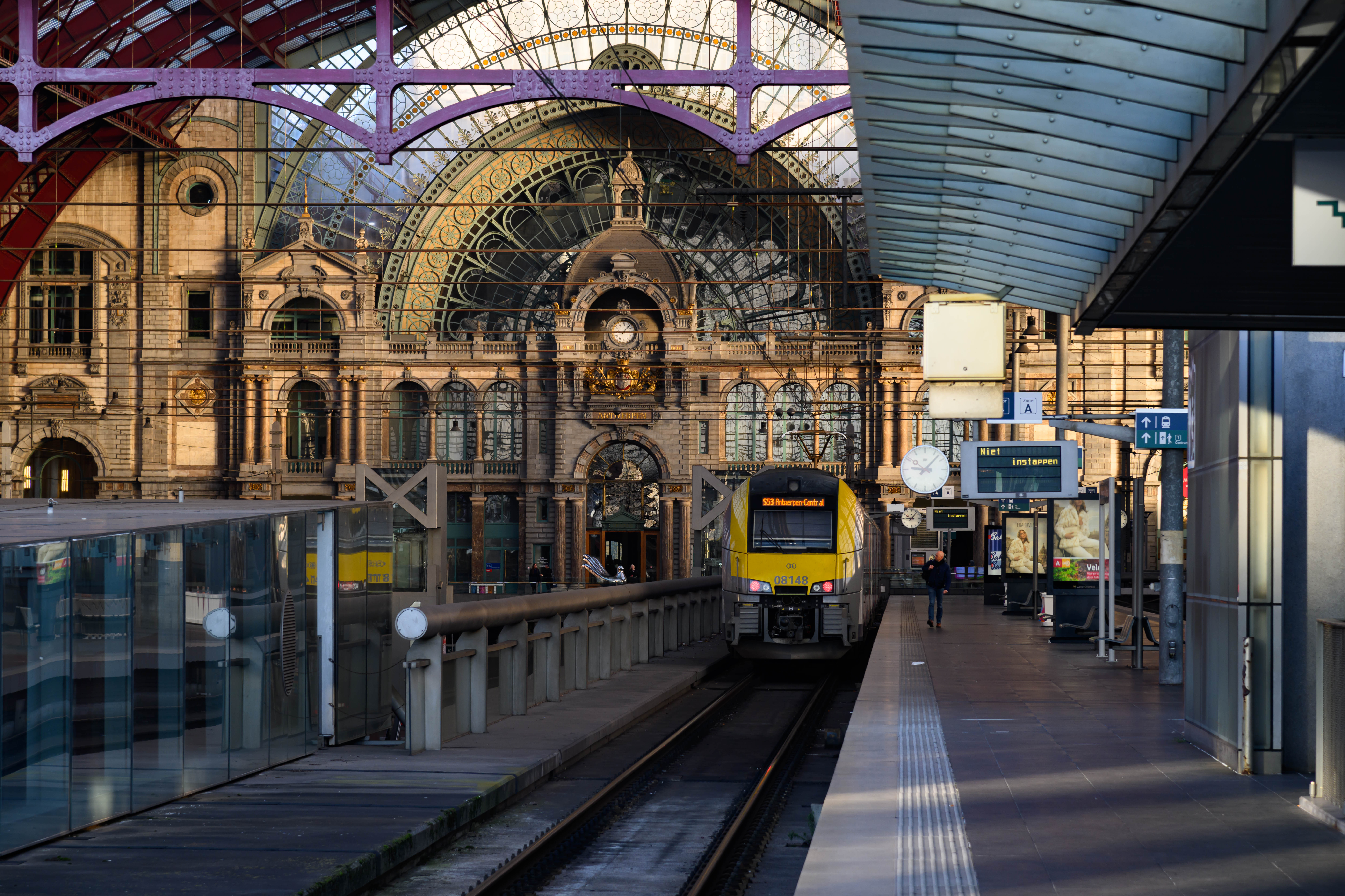 Series ' Harbour City Antwerp ' - Antwerpen Centraal Platform